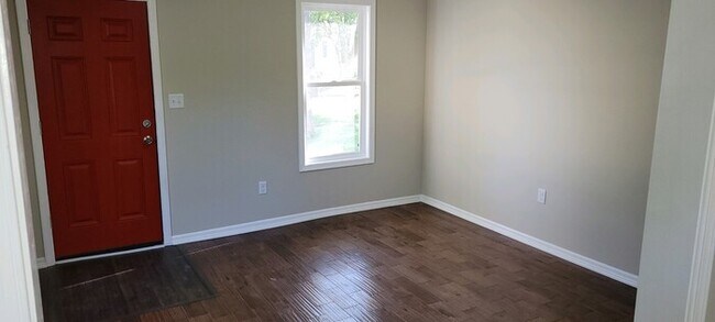 Building Photo - Beautiful remodeled home