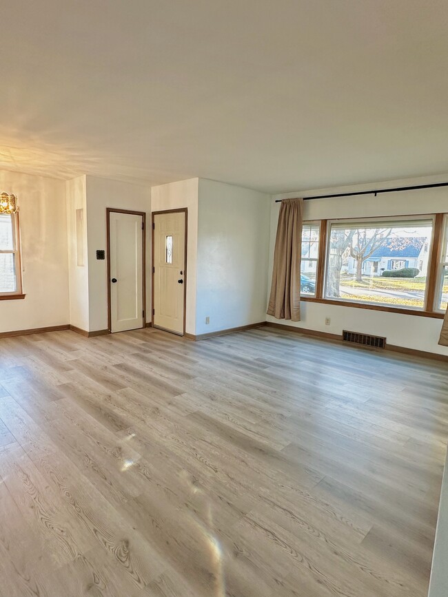 Sala de estar - 3278 N 82nd St