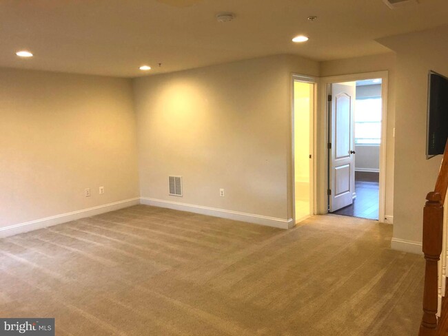Building Photo - 1209 Shenandoah Square N