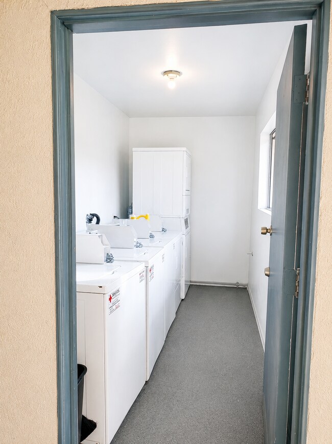 Building Photo - Beautifully Remodeled 2 Bed / 2 Bath Apartment – Modern Finishes | Open Layout | Van Nuys