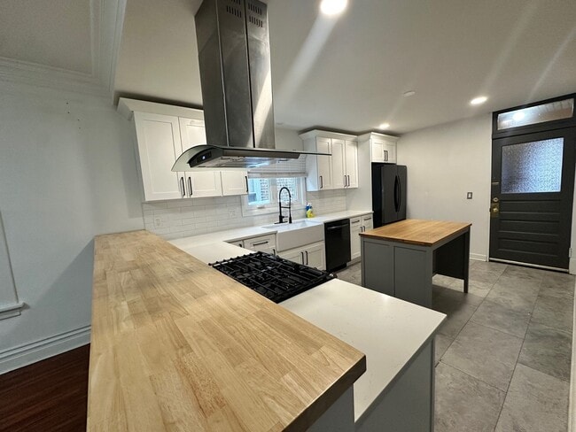 Building Photo - 5814 N Campbell Ave