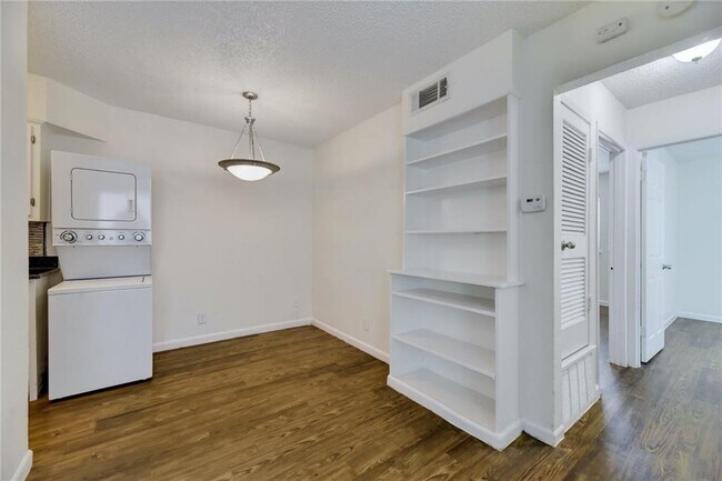 Foto del edificio - 2401 Manor Rd