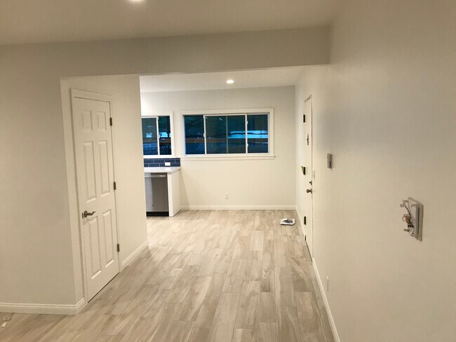 Building Photo - 1007 S Juanita Ave