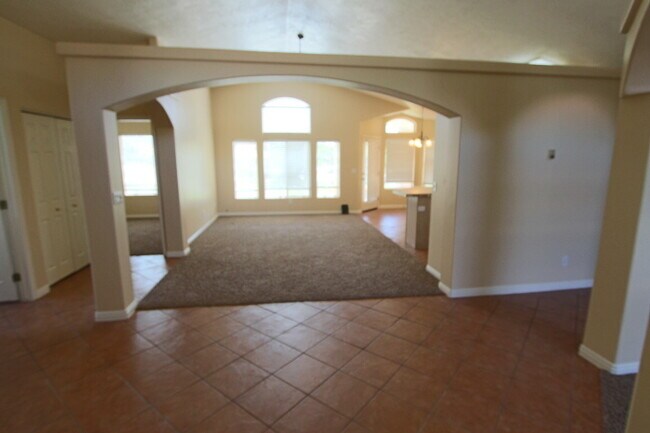 Foto del edificio - Red Cliffs area 3br / 2 ba home with garage and nice yard