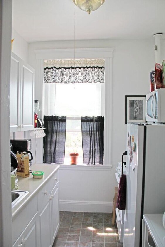 Building Photo - Charming 1 Bedroom
