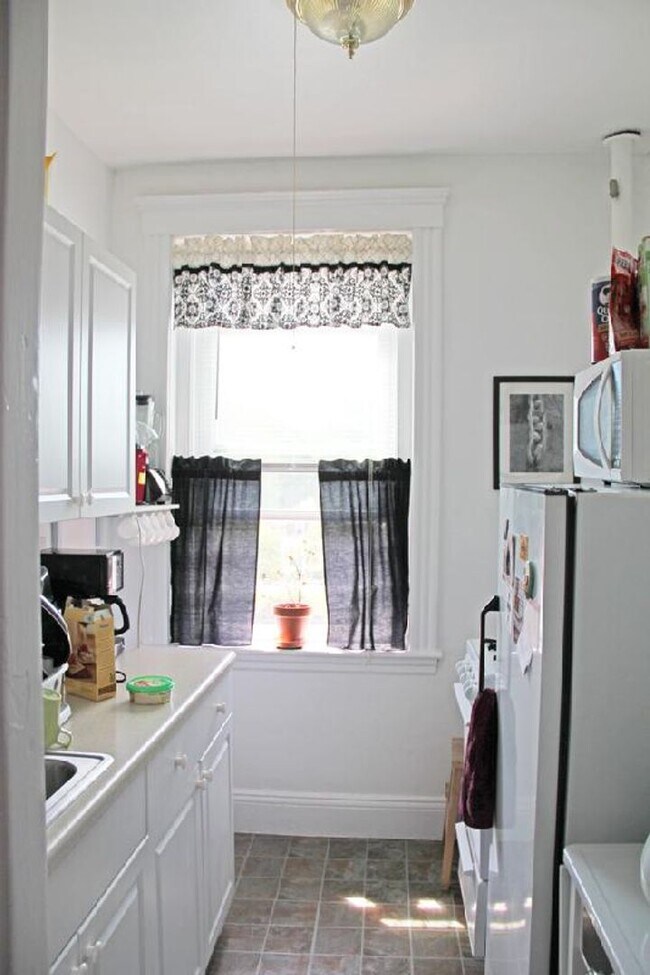 Building Photo - 1 Bedroom Apt - Brighton - NO BROKER FEE