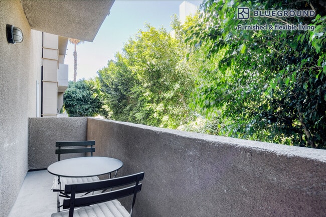 Foto del edificio - 1353 N Martel Ave