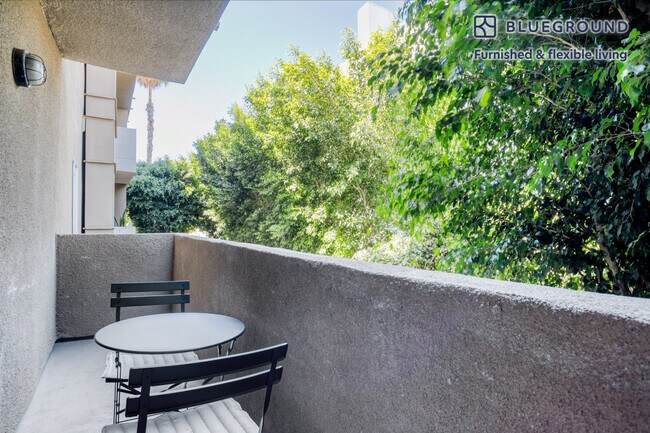 Foto del edificio - 1353 N Martel Ave