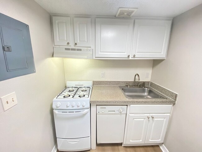 Building Photo - Waterside at Cranes Roost 1/1 Condo locate...