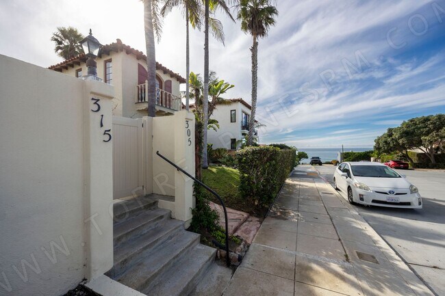 Building Photo - OPEN HOUSE: 12/13 1-2PM ~ 3BR Townhome with Garage, 1 BLOCK from Ocean!