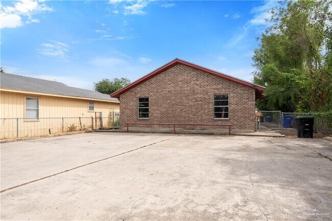 Building Photo - 2109 Datepalm Ave