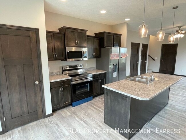 Building Photo - 3 Bed 2.5 Bath Townhome w/ Two-Stall Garage in Western SF