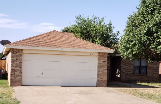 Building Photo - Spacious 3/2/2 in great location.