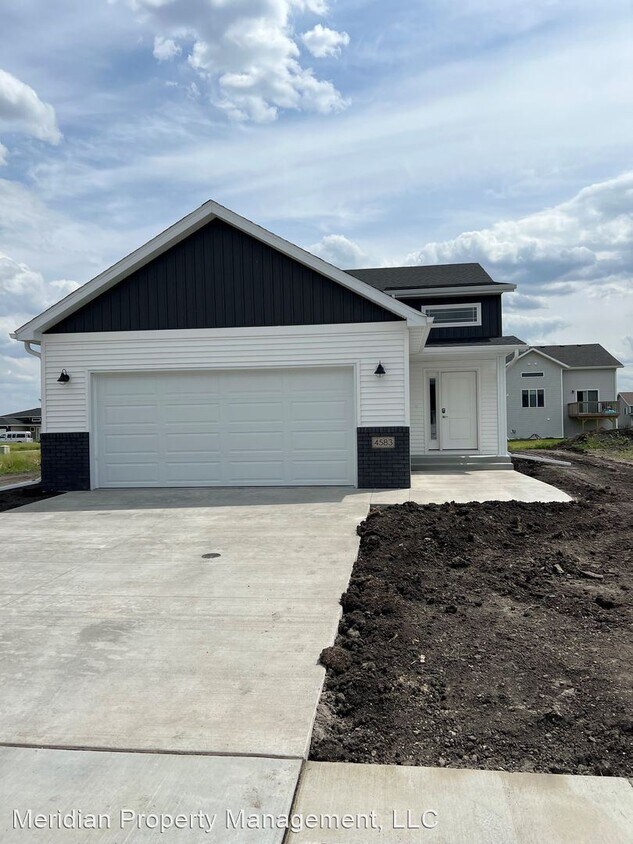 4 br, 3 bath House 4583 Blue Stem Way House Rental in Moorhead, MN