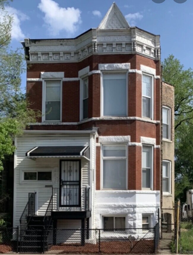 Foto del edificio - 714 W 59th St