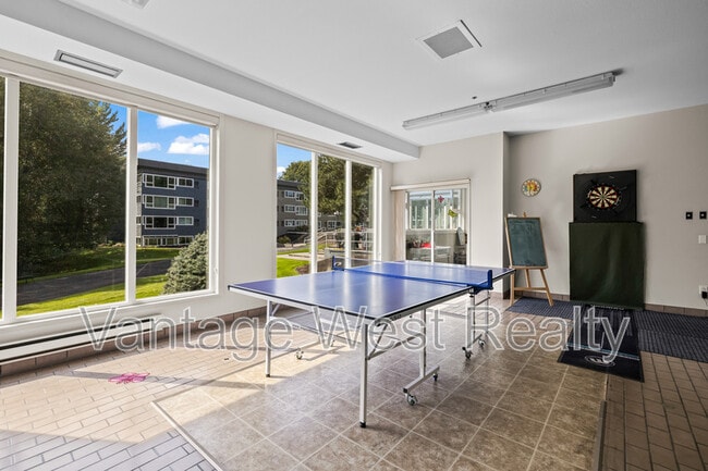 Building Photo - 1045 Sutherland Ave