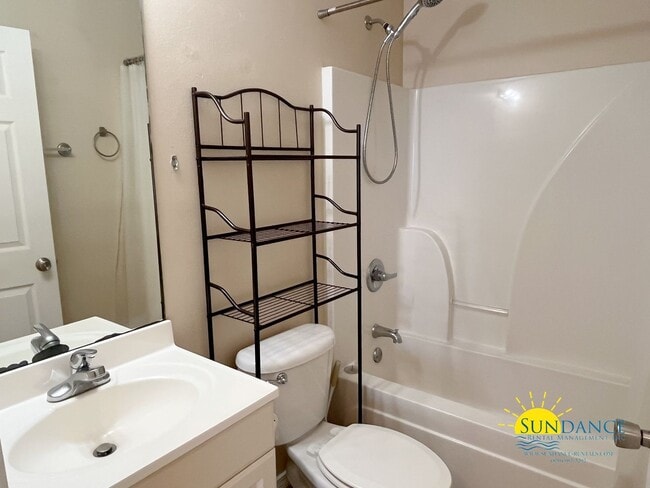 Building Photo - Cozy 2-Bedroom Duplex in Navarre - Close t...