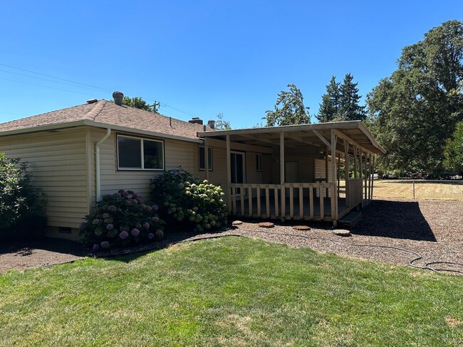 Building Photo - 4 bedroom, 1 bath Country Home for rent!