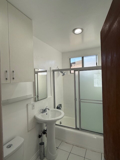 Baño - 2426 20th St