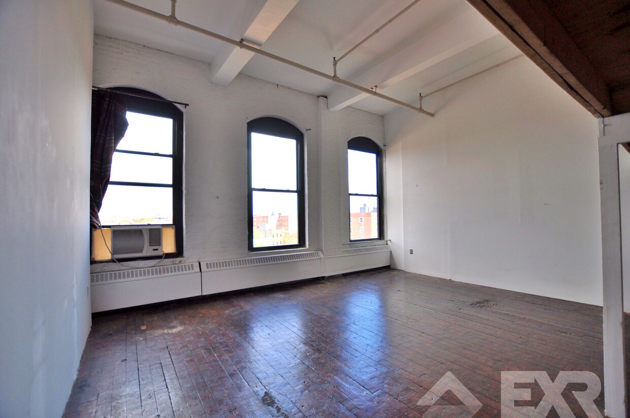 Primary Photo - 5 Delavan St