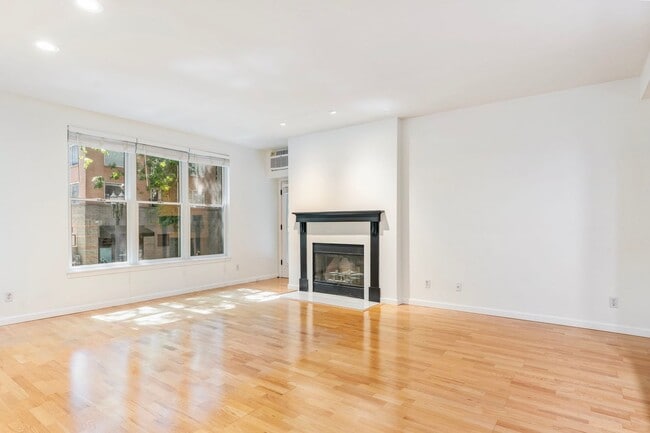 Building Photo - Riverplace Condominiums - 1 bed/1 bath corner unit w/parking/storage/balcony/fireplace