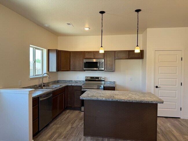 Foto del edificio - Available Now.  New 3 bed, 2 bath home on Orchard Mesa