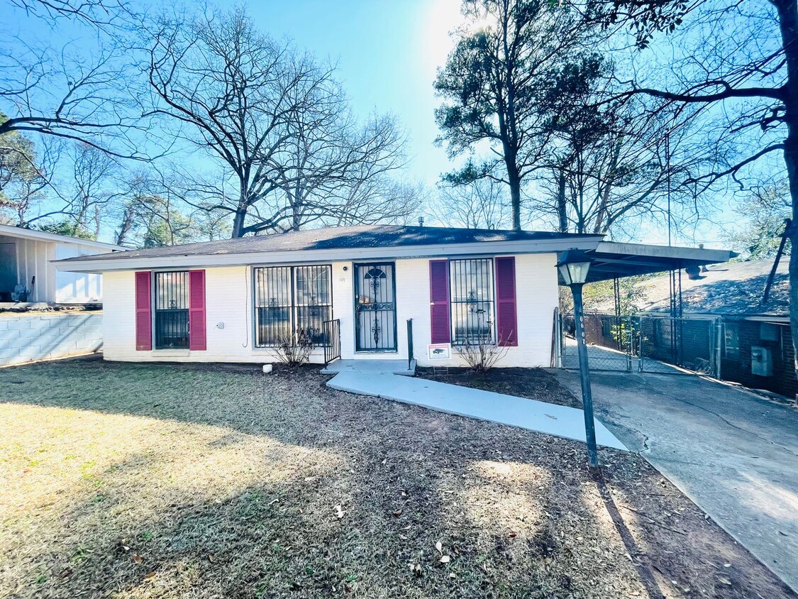 Foto principal - ** 3 bed 1.5 bath located in Chisholm ** C...