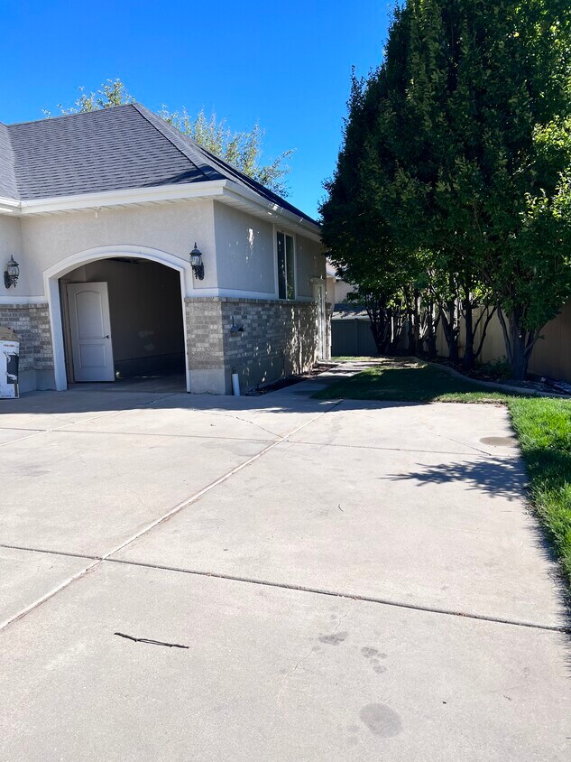 Attached garage - 6233 Ridge Rd