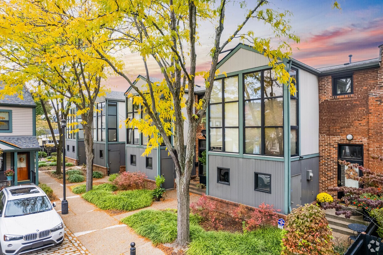 Primary Photo - Fox Way Commons