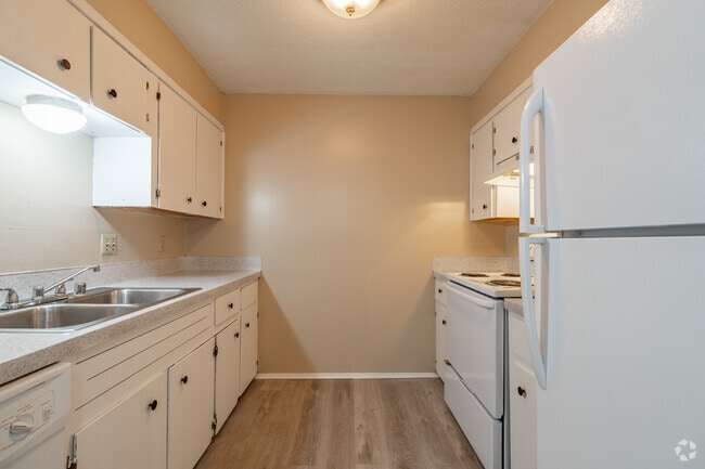 Beige/White 2BR, 1BA - 869SF - Kitchen - The Luxe Apartments