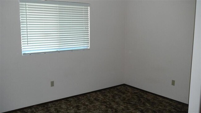 Building Photo - Spacious Home on the West Side of Redding ...