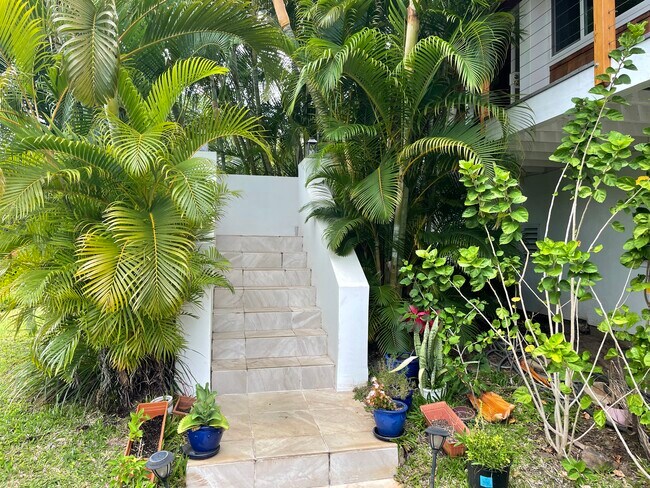 Front stairway - 3185 Hoomua Dr