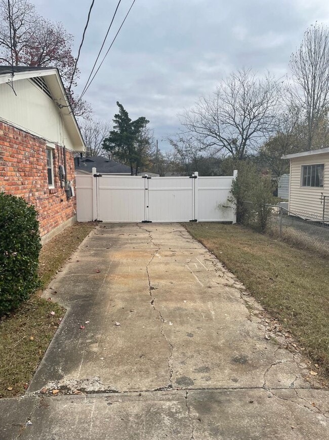 Building Photo - ** 3 Bed 1 Bath located off Woodley Road *...