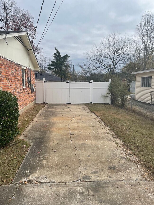 Foto del edificio - ** 3 Bed 1 Bath located off Woodley Road *...