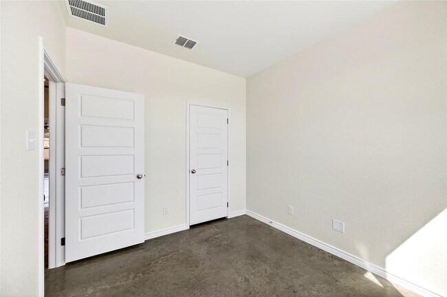 Building Photo - 628 Pacific Crest Trl