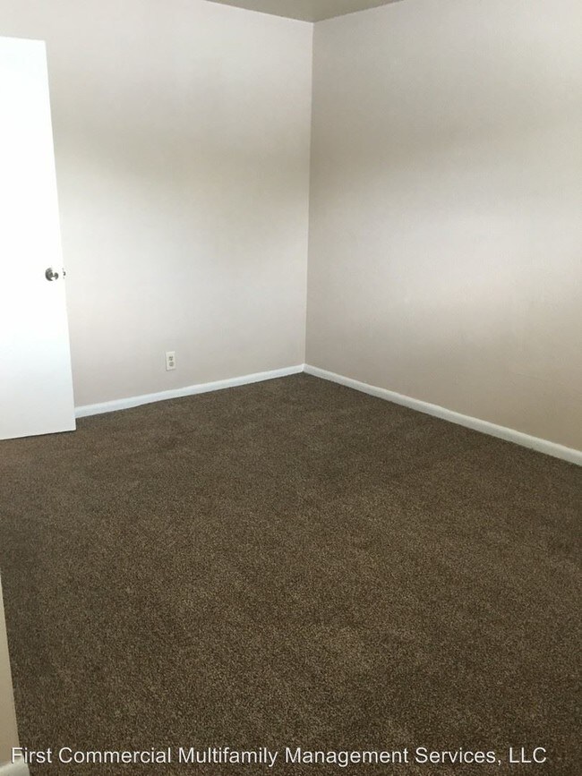 Building Photo - 1 br, 1 bath Apartment - 3336 E Marshall St