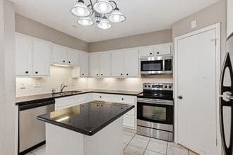 Building Photo - 2 River Creek Way