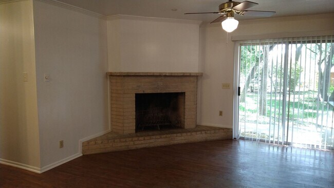 Foto del edificio - 7342 Shady Hollow Ln