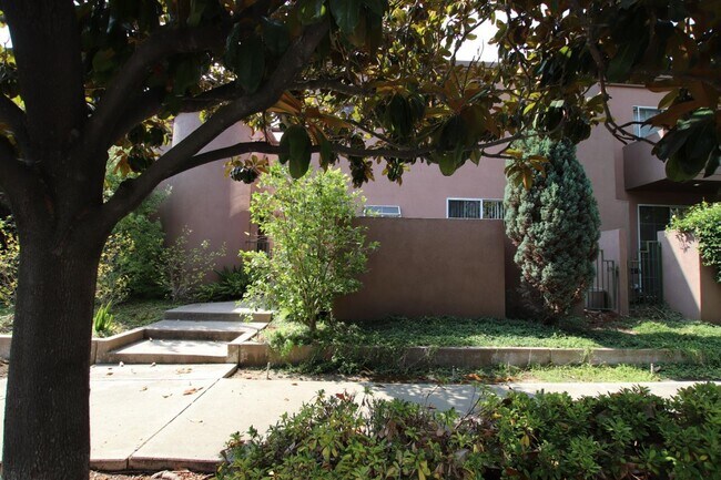 Building Photo - 128 Cuesta Dr