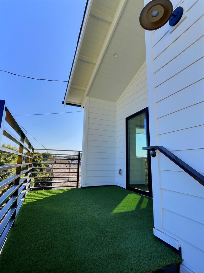 balcony - 5340 Grosvenor Blvd