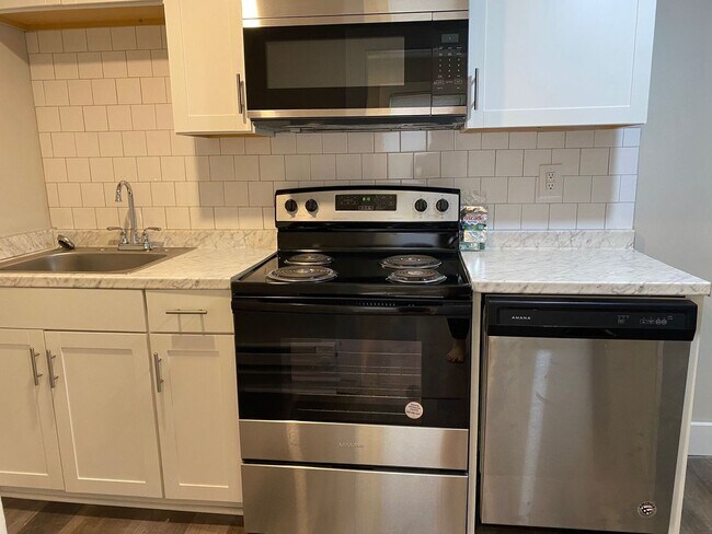 Building Photo - 2 bedroom/1 bath Duplex "ASK ABOUT OUR ZER...