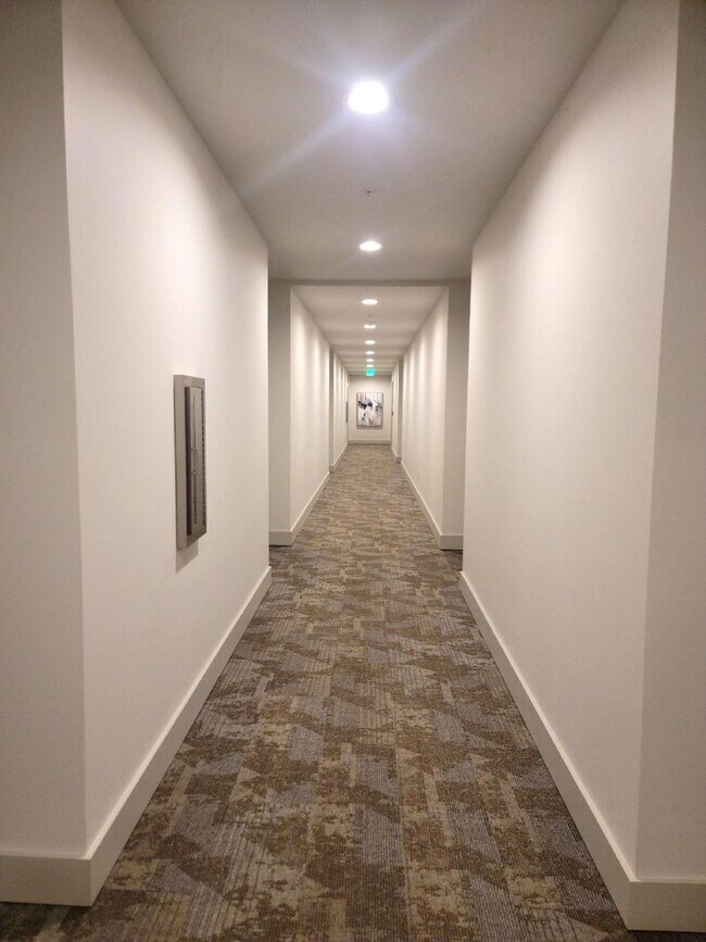 Building Photo - 2 Bedroom Condo in Harborside Condominiums