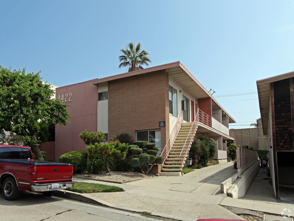 Primary Photo - 1422 Barry Ave