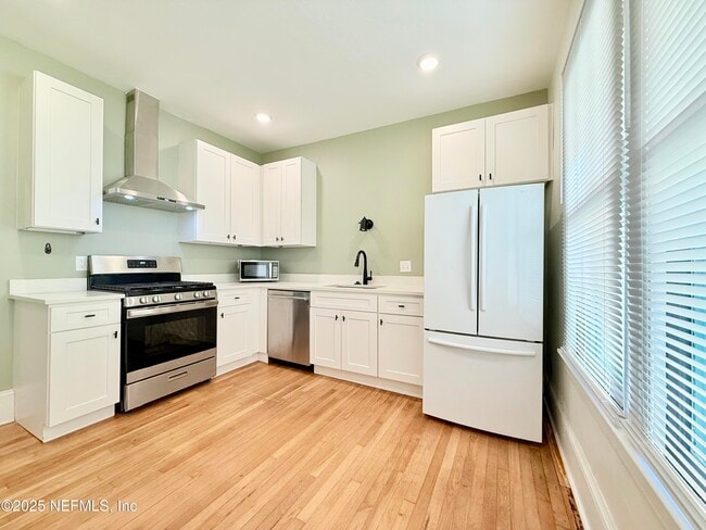 Building Photo - 2056 Dellwood Ave