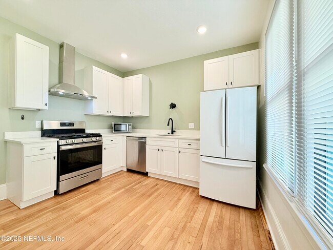 Foto del edificio - 2056 Dellwood Ave