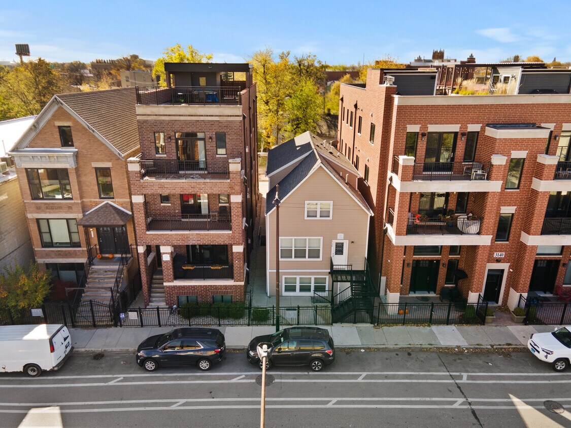 Primary Photo - 3138 N Elston Ave