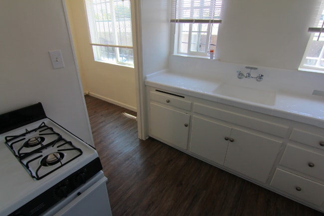 Building Photo - 5940 Melrose Ave