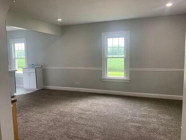 Building Photo - A quiet retreat with character and space t...