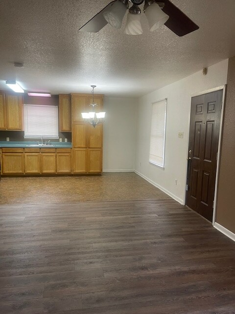 Building Photo - 622 Luxton St