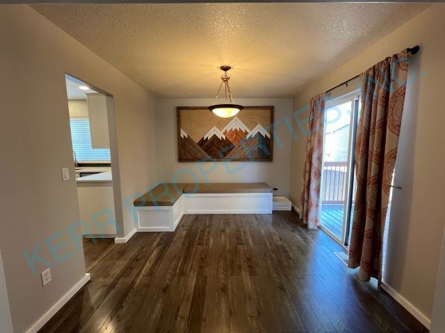Foto del edificio - Charming 3-Bed Oasis with 2.5 Baths in Sandy, OR - 1215 Sq Ft of Cozy Living!